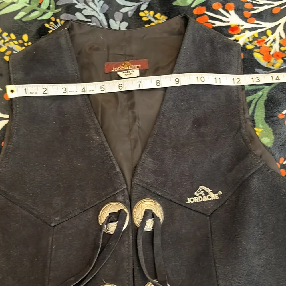 Dead stock Jordache tie front suede vest with silver hardware - Picture 4 of 12